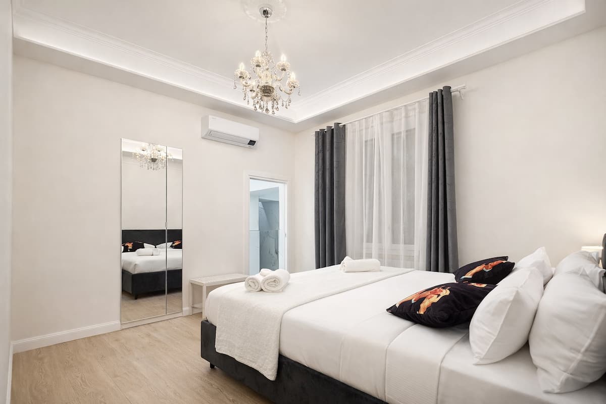 Black Lux 2BR Apartment — Close to Navigli, appartamento gestito da Domus Feriae a Navigli, Milano